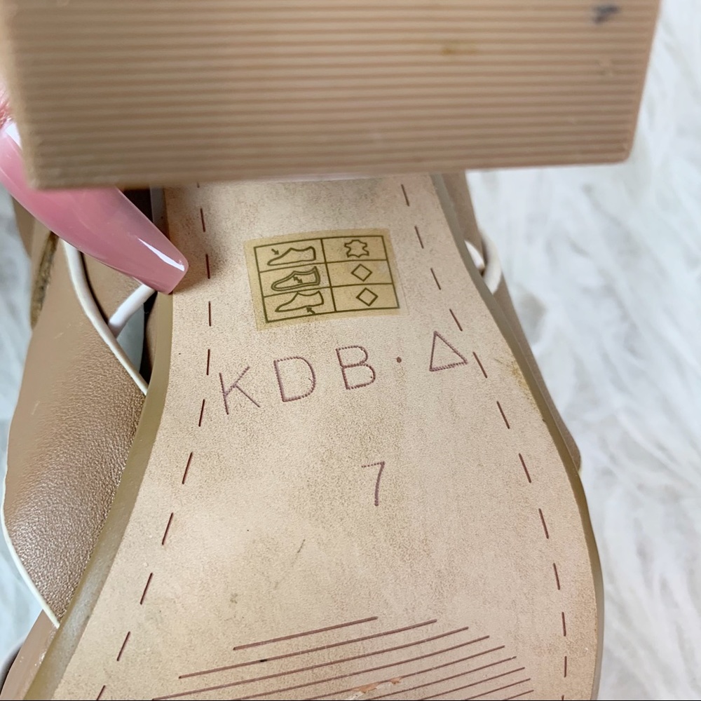 KELSI DAGGER Wood Grain Chunky Thick Heels - Picture 10 of 11